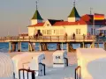 Molo z budynkiem i plażowe kosze na niemieckiej części Uznam.