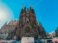 Bazylika Sagrada Familia w Barcelonie pod błękitnym niebem.