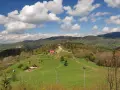 Widok na Palenicę Szczawnica z budynkami, trasami i górami w tle.