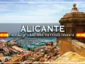 Widok na Alicante z portem pełnym łodzi, plażą i zabytkową wieżą strażniczą.