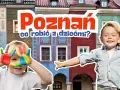 Dzieci z kolorowymi dłońmi i uśmiechnięty chłopiec na tle kolorowych kamienic w Poznaniu.