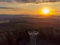 Wieża widokowa na tle zachodzącego słońca nad Górami Stołowymi.