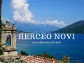 Widok na zatokę w Herceg Novi z dzwonnicą i górami w tle.