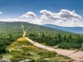 Kamieniste formacje skalne i szlak turystyczny w Karkonoszach.