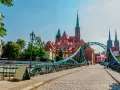 Mostek Tumski we Wrocławiu z katedrą w tle.