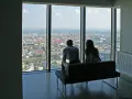 Para siedząca na kanapie, patrząca na panoramę Wrocławia z wysokości.