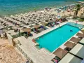 Widok z lotu ptaka na hotelowy basen i plażę z leżakami i parasolami w Durrës, Albania.