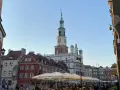 Rynek w Poznaniu z Ratuszem i kolorowymi kamienicami, ogródki kawiarniane.