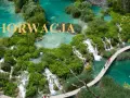 Chorwacja: Jeziora Plitwickie z kaskadami i drewnianymi kładkami. Idealne miejsce, co warto zobaczyć w Chorwacji.
