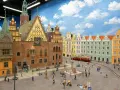 Miniaturowy rynek we Wrocławiu z Ratuszem, kolorowymi kamienicami i ludzikami.