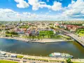 Widok z lotu ptaka na Szczecin z rzeką, nabrzeżem, statkami i mostem.