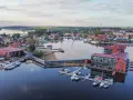 Widok z lotu ptaka na miasteczko nad jeziorem z mariną i nowoczesnymi budynkami.
