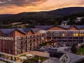 Nowoczesny hotel "Elements" w górach o zachodzie słońca.