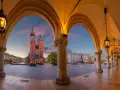 Sukiennice i Kościół Mariacki na Rynku Głównym w Krakowie o zachodzie słońca.