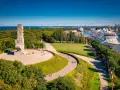 Pomnik Westerplatte i statek wycieczkowy w Gdańsku.