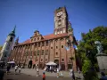 Ratusz Staromiejski w Toruniu z wieżą zegarową i pomnikiem Kopernika na Rynku Staromiejskim.