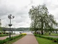 Deptak w Mrągowie nad Jeziorem Czos z drzewem i ławkami.
