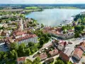 Widok z lotu ptaka na miasteczko nad jeziorem z zamkiem i mariną.