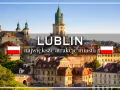 Widok na Lublin z charakterystyczną wieżą ratuszową i polską flagą.