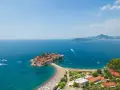 Wyspa Sveti Stefan w Czarnogórze z plażą i turkusowym morzem.