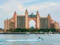 Hotel Atlantis w Dubaju widziany od strony morza, z jet-ski w akcji.