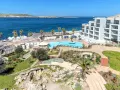 Widok na hotel z basenem i morzem na Malcie.