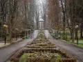 Park w Polanicy-Zdroju z altaną i klombami jesienią.