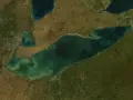 Widok satelitarny Jeziora Erie z otaczającymi je terenami rolniczymi i miejskimi.