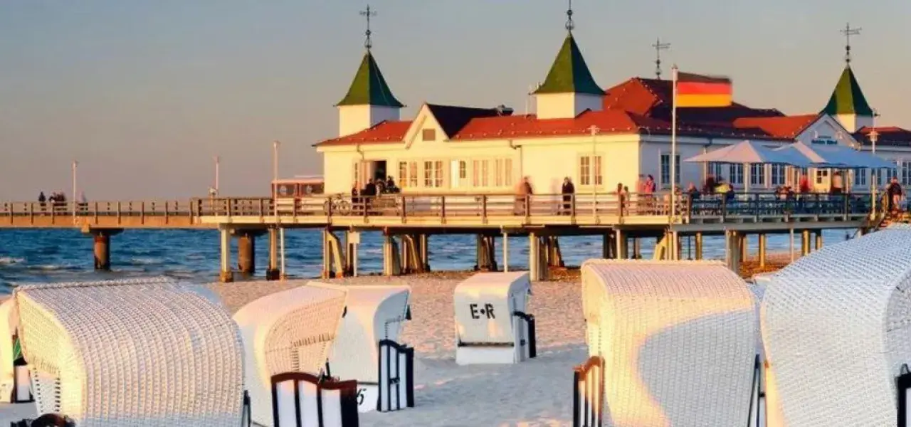 Molo z budynkiem i plażowe kosze na niemieckiej części Uznam.