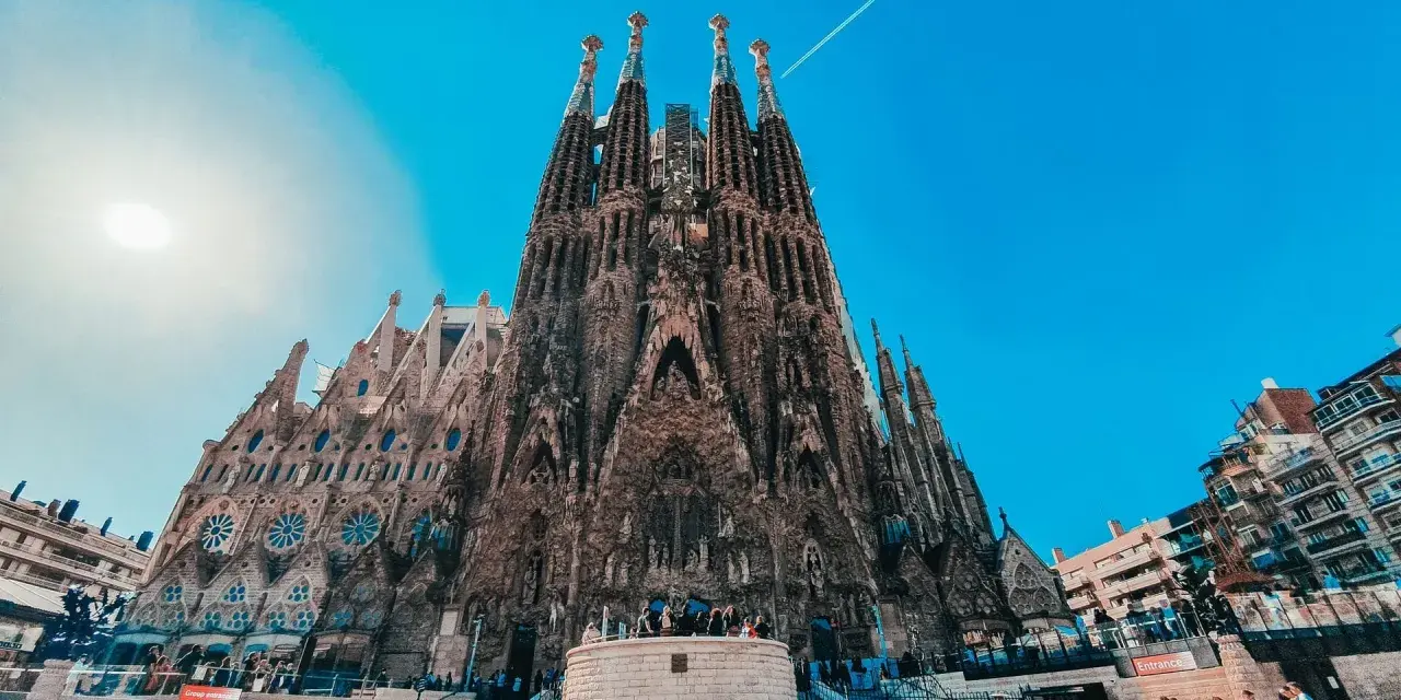 Bazylika Sagrada Familia w Barcelonie pod błękitnym niebem.