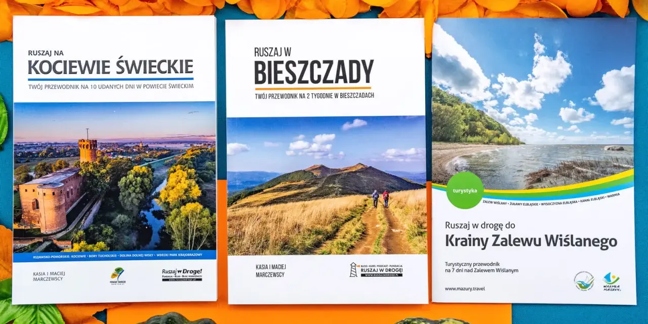 Trzy okładki przewodników turystycznych: zamek, góry i Zalew Wiślany.