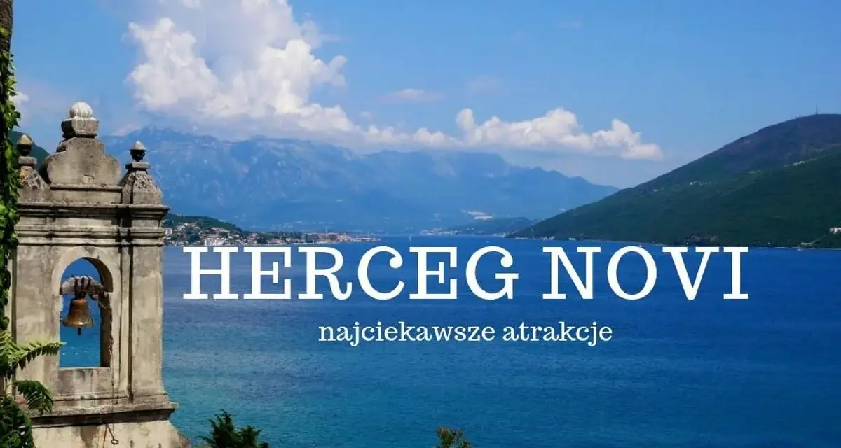 Widok na zatokę w Herceg Novi z dzwonnicą i górami w tle.