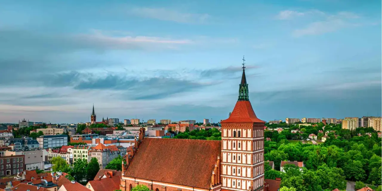 Widok na olsztyńską starówkę z dominującą bazyliką konkatedralną św. Jakuba Apostoła.