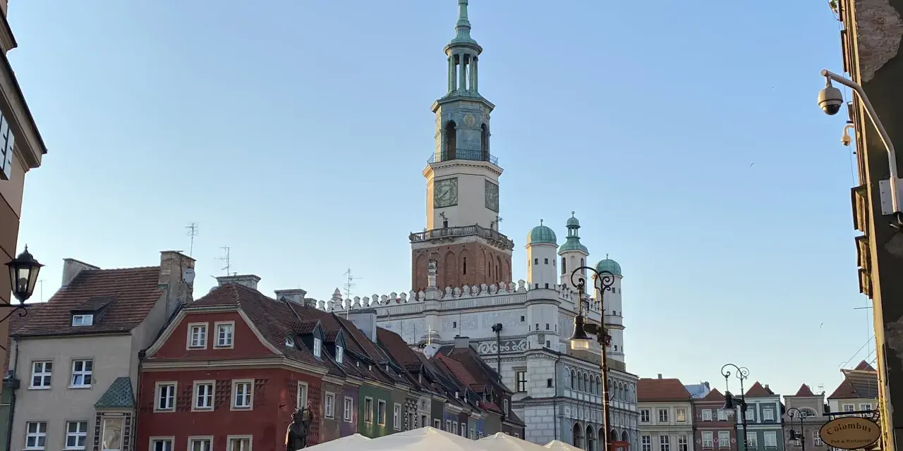 Rynek w Poznaniu z Ratuszem i kolorowymi kamienicami, ogródki kawiarniane.