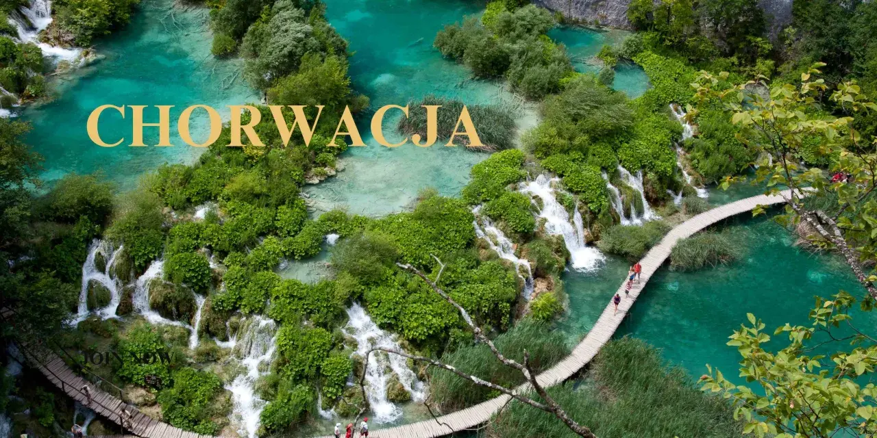 Chorwacja: Jeziora Plitwickie z kaskadami i drewnianymi kładkami. Idealne miejsce, co warto zobaczyć w Chorwacji.