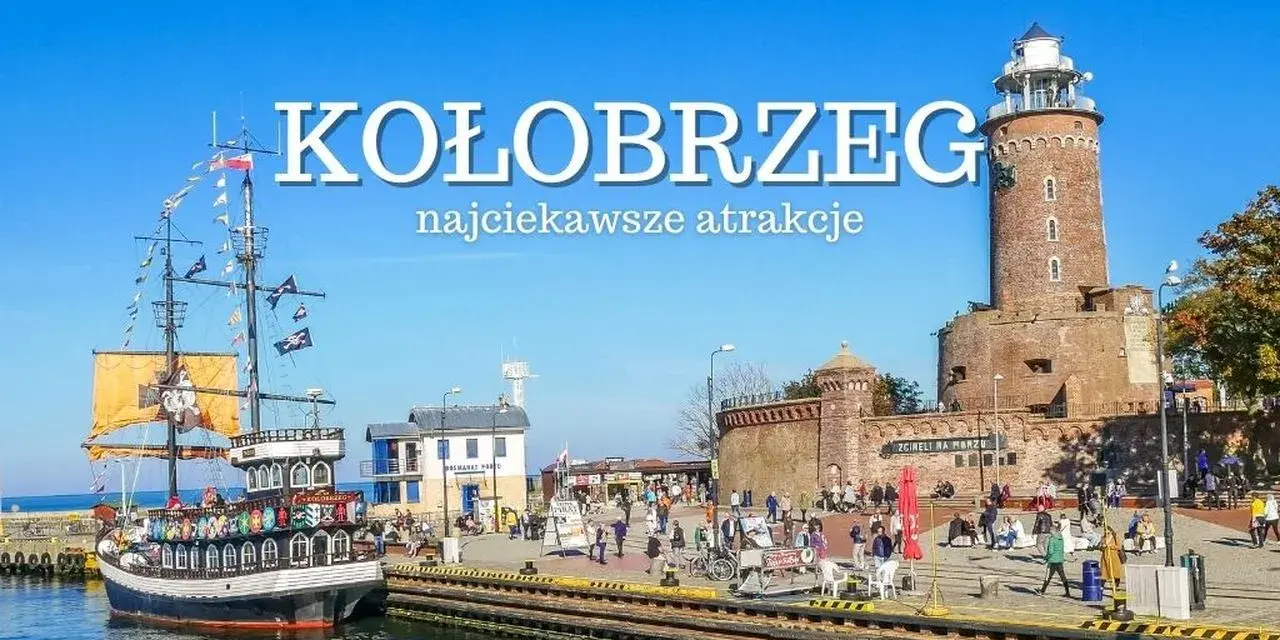 Port w Kołobrzegu z latarnią morską, twierdzą i statkiem pirackim.
