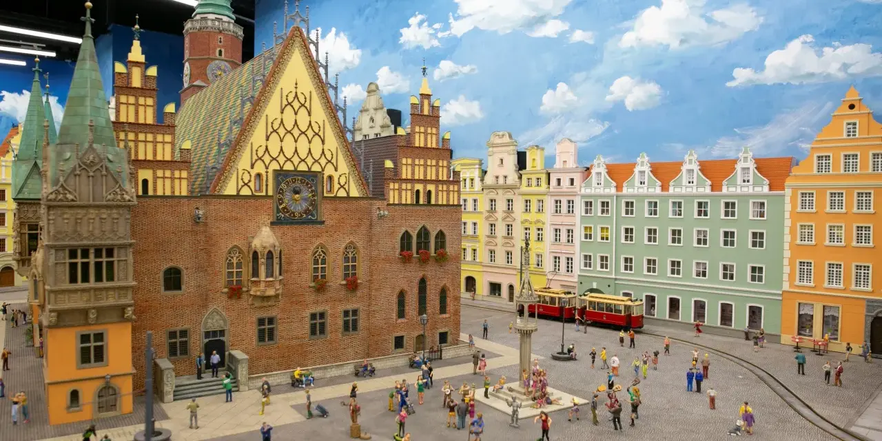 Miniaturowy rynek we Wrocławiu z Ratuszem, kolorowymi kamienicami i ludzikami.
