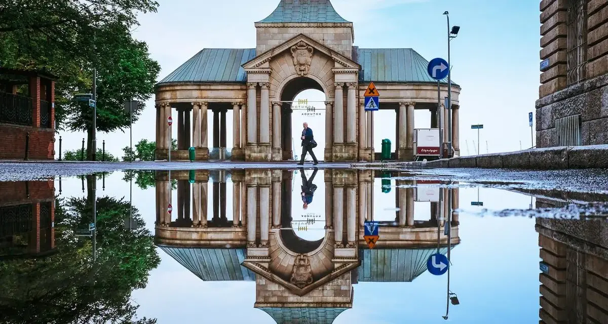 Odbicie zabytkowej budowli w kałuży po deszczu, Szczecin.