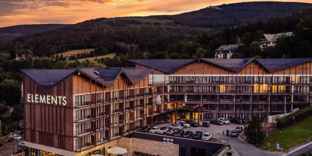 Nowoczesny hotel "Elements" w górach o zachodzie słońca.
