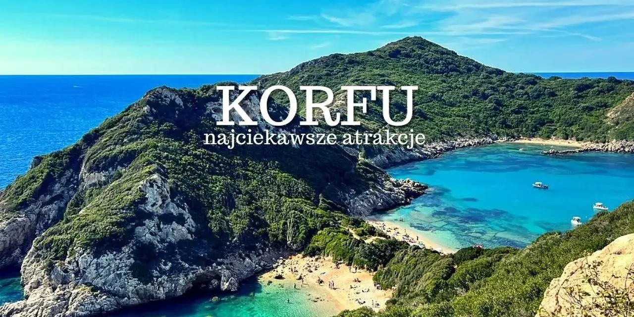 Widok na zatokę z turkusową wodą, plażą i zielonymi wzgórzami na Korfu.