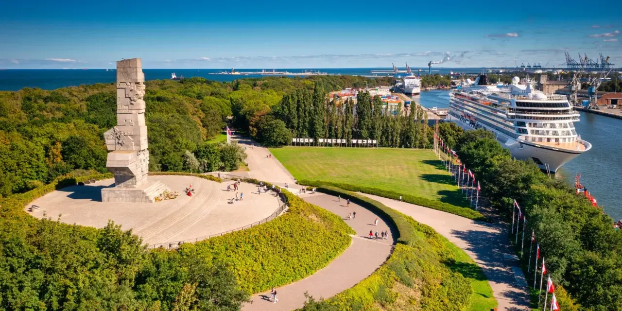 Pomnik Westerplatte i statek wycieczkowy w Gdańsku.
