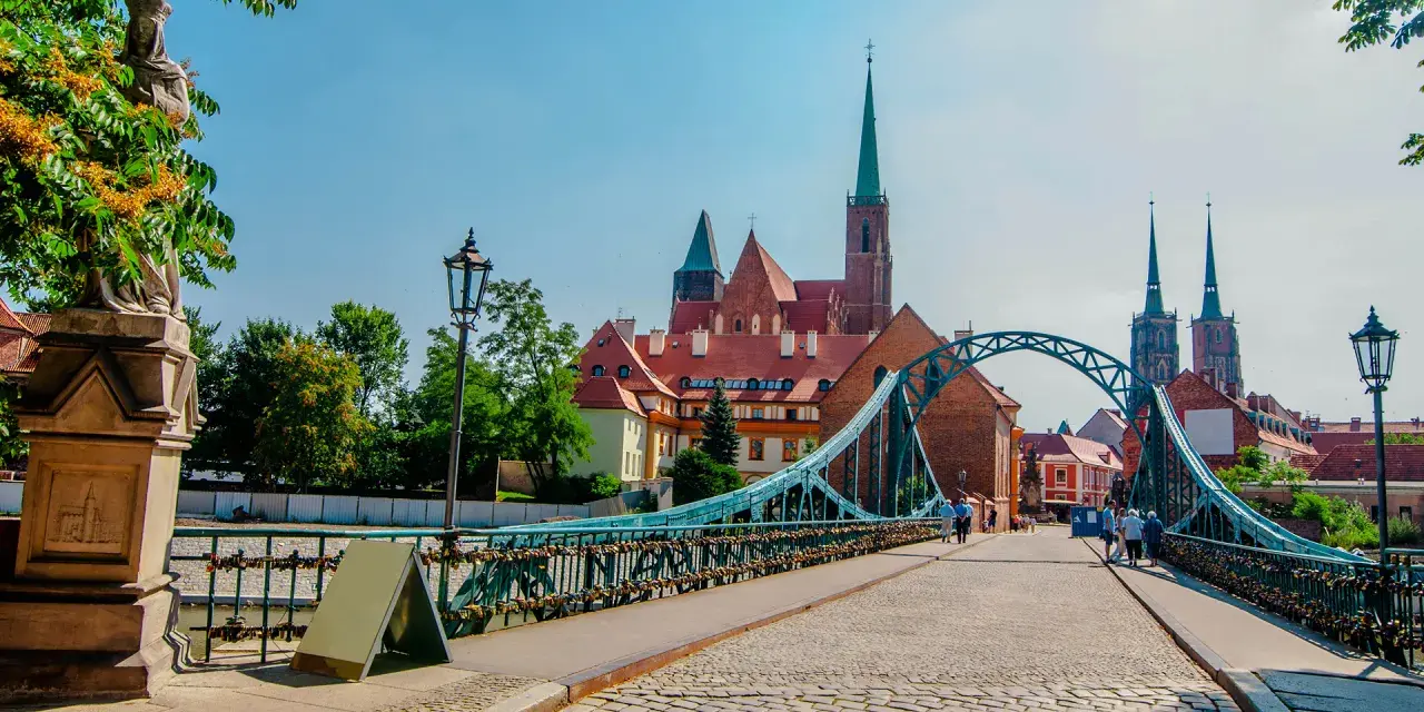 Mostek Tumski we Wrocławiu z katedrą w tle.
