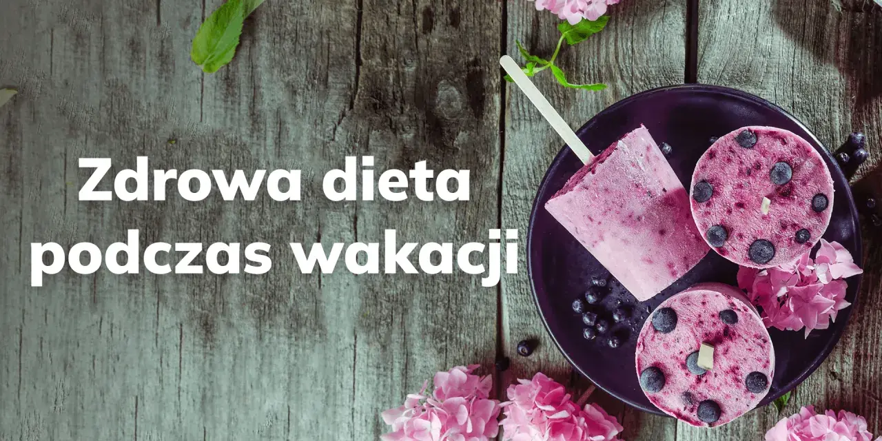 Lody jagodowe na patyku i w kształcie krążków na talerzu, ozdobione kwiatami.