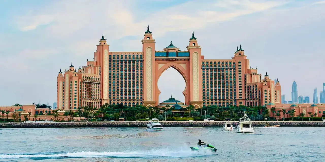 Hotel Atlantis w Dubaju widziany od strony morza, z jet-ski w akcji.
