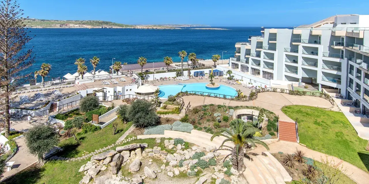 Widok na hotel z basenem i morzem na Malcie.