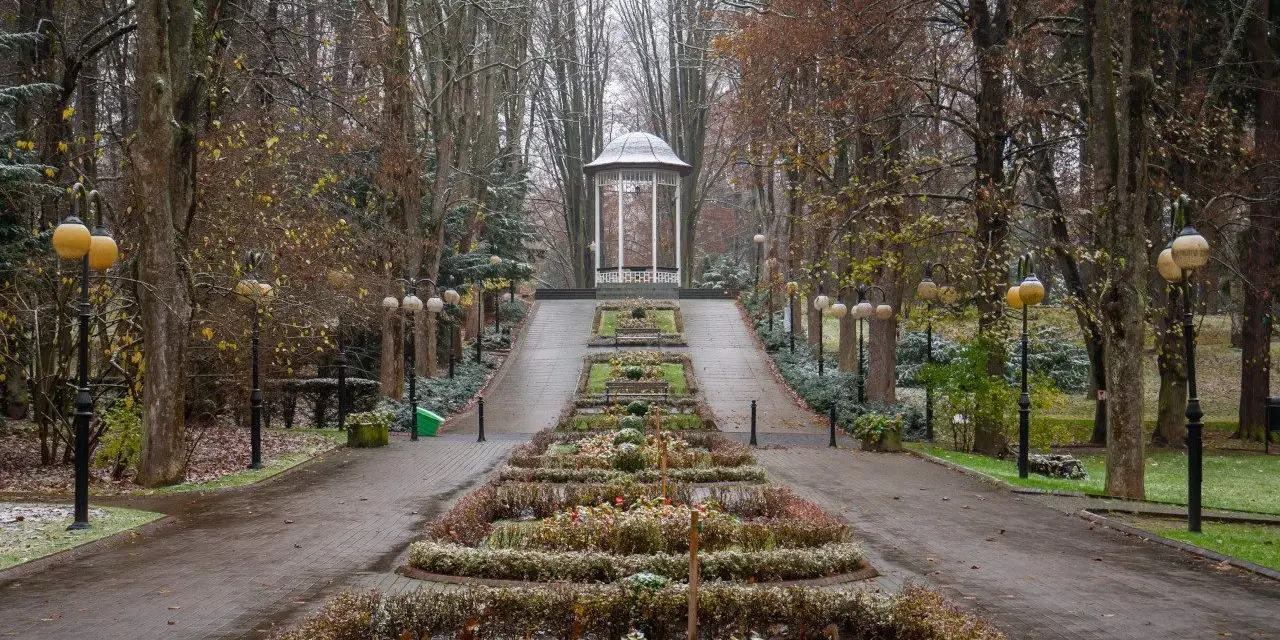 Park w Polanicy-Zdroju z altaną i klombami jesienią.