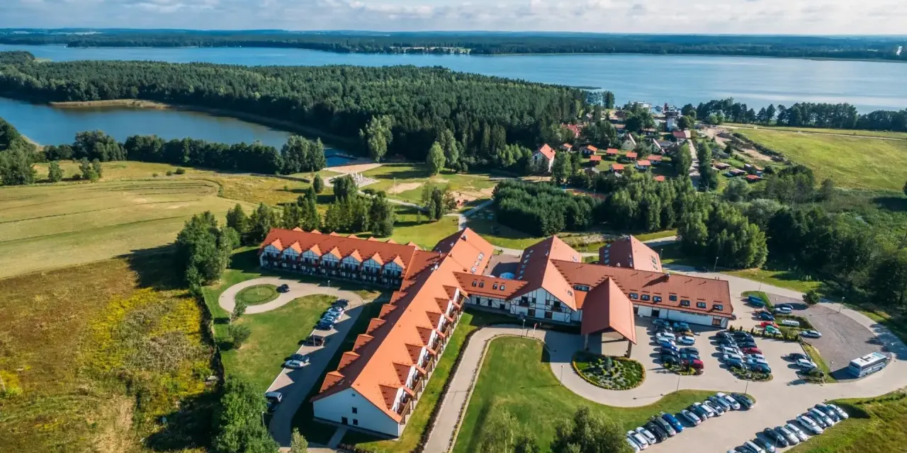 Hotel na Mazurach z widokiem na jezioro – jak wybrać miejsce na wypoczynek dla par i rodzin