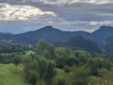Krajobraz górski z wąwozem, lasami i torami saneczkowymi w tle.