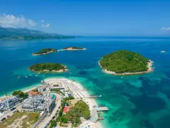 Widok z lotu ptaka na wyspy i plażę w Ksamilu, Albania, z turkusową wodą.