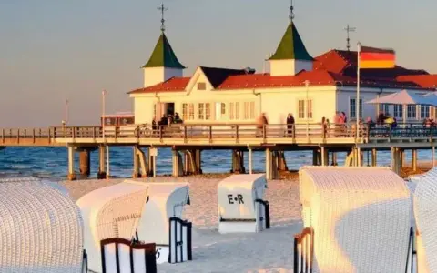 Molo z budynkiem i plażowe kosze na niemieckiej części Uznam.